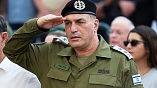 رئيس أركان الجيش الإسرائيلي إيال زامير يشارك في جنازة الجندي هدار جولدين في كفار سابا بعد الإفراج عن جثته، 11 نوفمبر 2025.