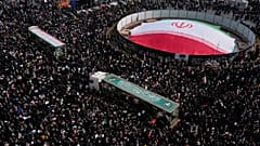 Trauernde begleiten in Teheran den Trauerzug für ranghohe Offiziere und Zivilisten, die bei der US-israelischen Offensive getötet wurden, am Mittwoch, elften März.