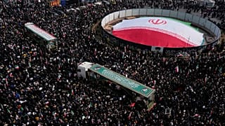 Enlutados participam no cortejo fúnebre de altos responsáveis militares iranianos e civis mortos durante a ofensiva EUA-Israel, em Teerão, Irão