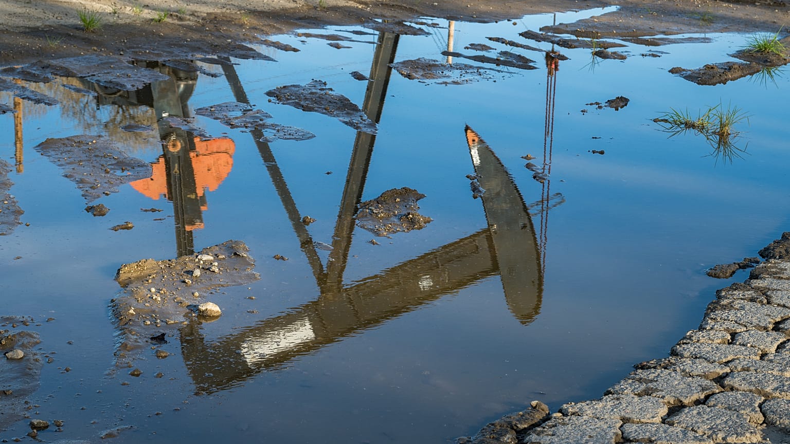 Un pozo se refleja en un charco en el campo petrolífero de San Ardo, en San Ardo, California, el 9 de marzo de 2026.