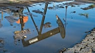 Un pozo se refleja en un charco en el campo petrolífero de San Ardo, en San Ardo, California, el 9 de marzo de 2026.
