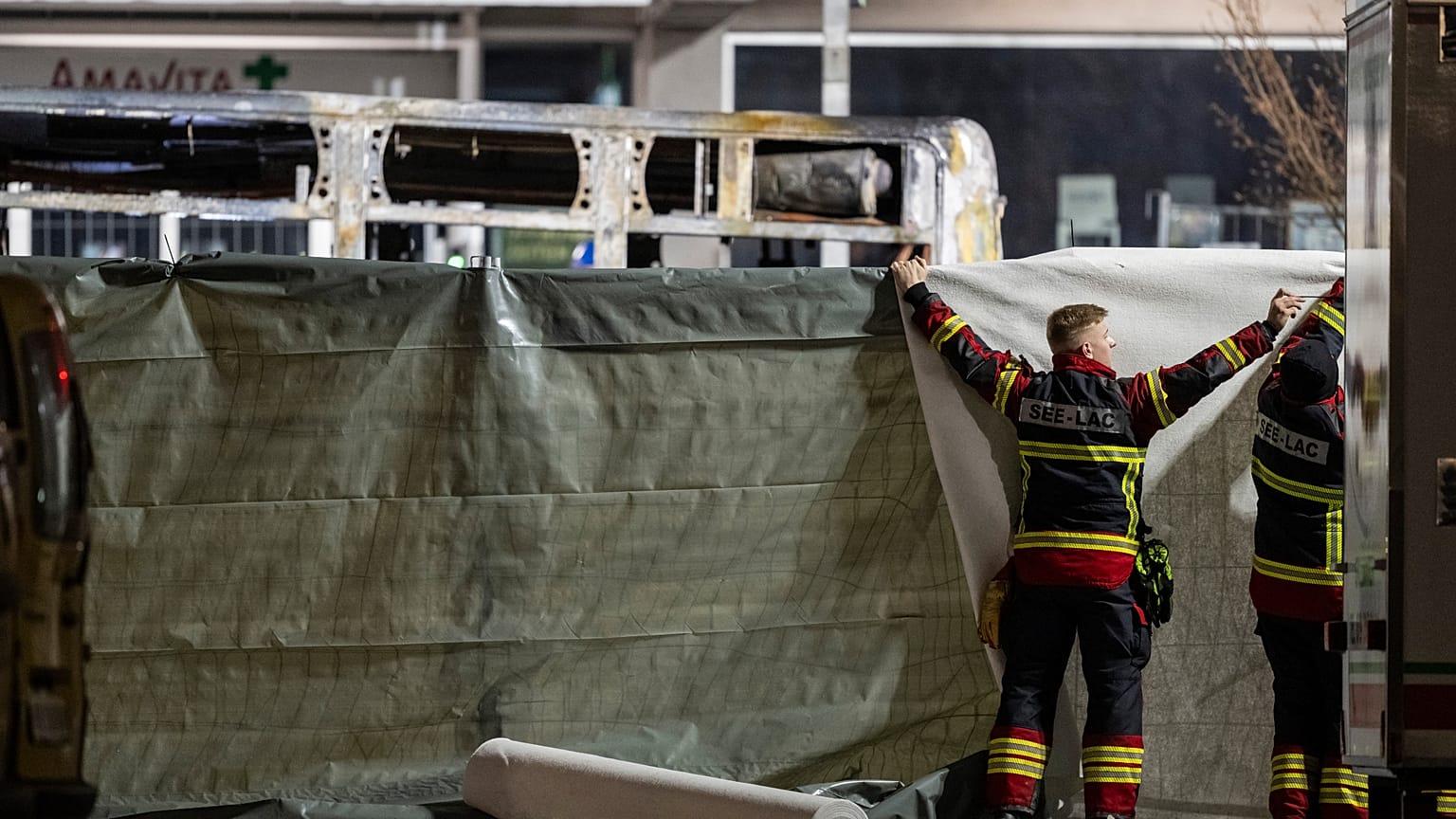 أغلق رجال الإطفاء المنطقة بعد أن شوهدت حافلة متضررة جراء حريق في كيرزرز، سويسرا، يوم الثلاثاء 10 مارس 2026. (أليساندرو ديلا فالي/كيستون عبر أسوشيتد برس)