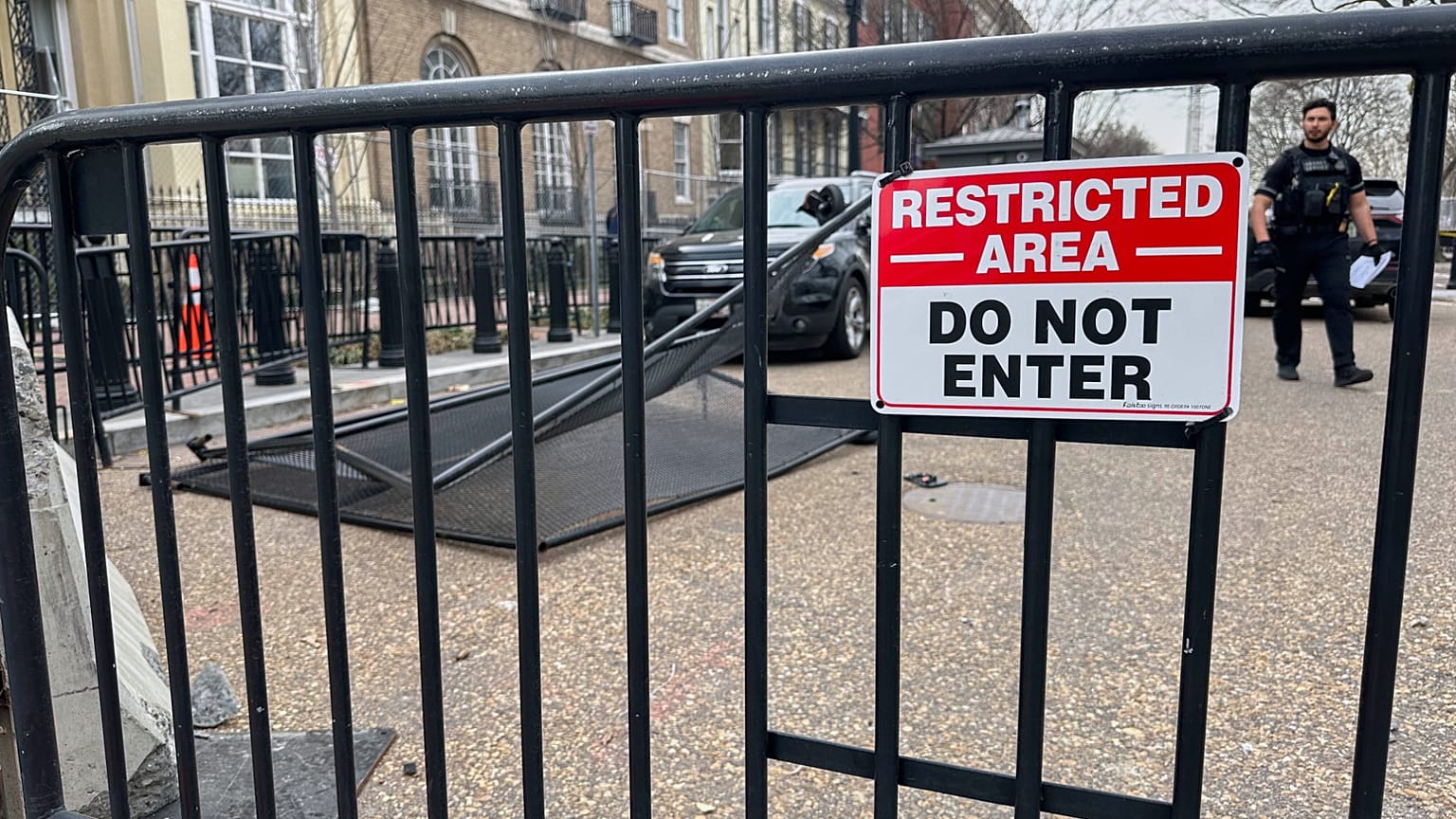 أغلق ضباط شرطة العاصمة واشنطن الشوارع المحيطة بالبيت الأبيض بينما كان عناصر من جهاز الخدمة السرية الأمريكية يحققون في سيارة مشبوهة، الأربعاء 11 مارس/آذار 2026، في واشنطن. (صور