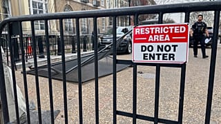 أغلق ضباط شرطة العاصمة واشنطن الشوارع المحيطة بالبيت الأبيض بينما كان عناصر من جهاز الخدمة السرية الأمريكية يحققون في سيارة مشبوهة، الأربعاء 11 مارس/آذار 2026، في واشنطن. (صور