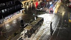 Rettungskräfte untersuchen das ausgebrannte Wrack eines Busses, der in Kerzers in der Schweiz in Brand geraten war, am Dienstag, dem zehnten März 2026.