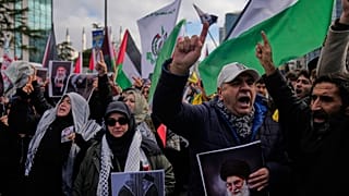 متظاهرون يحملون صور المرشد الأعلى الإيراني الراحل علي خامنئي خلال احتجاج أمام القنصلية الإسرائيلية في إسطنبول، في 1 مارس 2026.