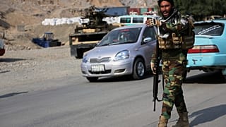 جندي من طالبان الأفغانية يُوجّه التعليمات للسائقين على الجانب الأفغاني من معبر تورخام الحدودي مع باكستان في تورخام، أفغانستان، يوم الجمعة 27 فبراير 2026.