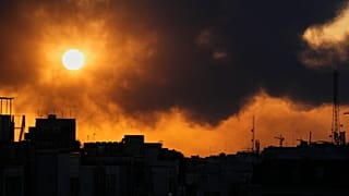 Солнце садится за столбом дыма, поднявшимся после американо-израильского военного удара по Тегерану, Иран, во вторник, 3 марта 2026 года.