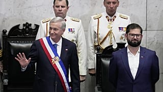 El nuevo presidente de Chile, Antonio Kast, junto al anterior presidente, Gabriel Boric.