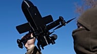 مدرب من شركة "جنرال تشيري" الأوكرانية يشرح كيفية تشغيل طائرة اعتراضية مضادة للطائرات مصممة لتدمير طائرات هجومية روسية بدون طيار في منطقة كييف، الأربعاء 11 مارس/آذار 2026. (صور