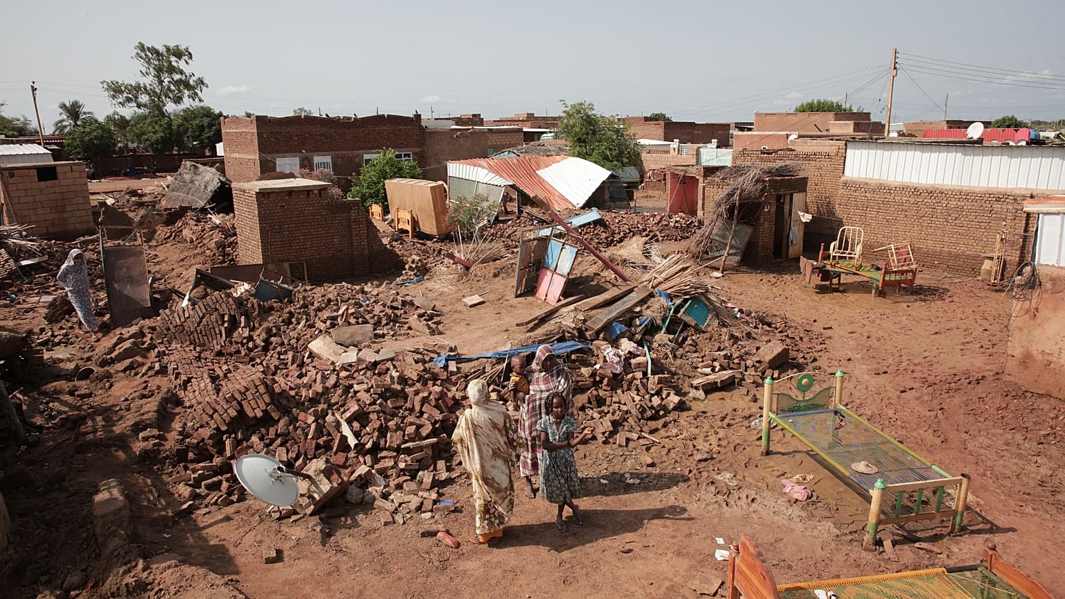 تظهر آثار الأضرار الناجمة عن هطول أمطار غزيرة في قرية عبود بمديرية المناقل في ولاية الجزيرة السودانية بتاريخ 22 أغسطس/آب 2022. (صورة من وكالة أسوشيتد برس/مروان علي)