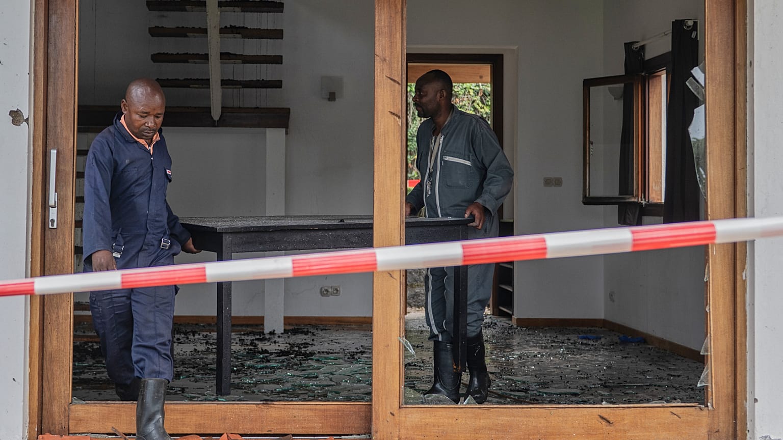 Drone saldırısıyla hedef alınan bir evdeki enkazı temizleyen insanlar.