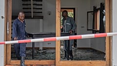 Drone saldırısıyla hedef alınan bir evdeki enkazı temizleyen insanlar.