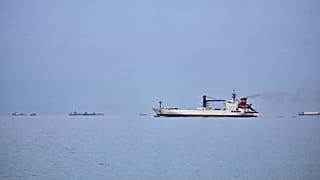 سفن تنتظر في مضيق هرمز قبالة خورفكان، الإمارات العربية المتحدة، الأربعاء، 11 مارس 2026.