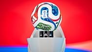 Le ballon officiel de la Coupe du Monde 2026 "Trionda" est présenté lors du tirage au sort des éliminatoires de la Coupe du Monde de la FIFA 2026 à Zurich, Suisse, jeudi 20 novembre 2025.