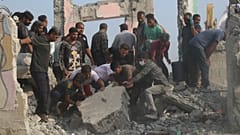 عمال الإنقاذ والسكان يبحثون بين الأنقاض في أعقاب غارة على مدرسة ابتدائية للبنات في ميناب، إيران، السبت 28 فبراير 2026. (عباس زكري/وكالة مهر للأنباء عبر أسوشيتد برس)
