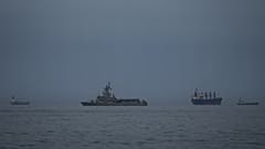 Una nave degli Emirati arabi uniti pattuglia lo Stretto di Hormuz: lunedì diversi stati europei hanno declinato la richiesta degli Usa di contribuire alla difesa dello Stretto