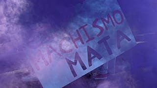 Una mujer lleva una pancarta que reza "el machismo mata" durante una protesta feminista por los derechos de las mujeres en Madrid, España, el 23 de octubre de 2021.