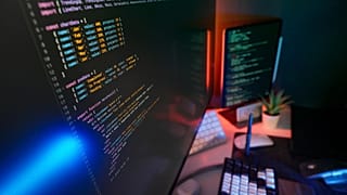 شيفرات برمجية تظهر على شاشة حاسوب