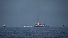Öltanker und Frachtschiffe reihen sich in der Straße von Hormuz auf, gesehen von Khor Fakkan, Vereinigte Arabische Emirate, Mittwoch, 11. März 2026. 