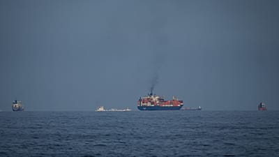 Petroliere e navi da carico si allineano nello Stretto di Hormuz visto da Khor Fakkan, negli Emirati Arabi Uniti, mercoledì 11 marzo 2026. 