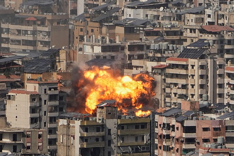 تصاعد ألسنة اللهب عقب غارة جوية إسرائيلية في الضاحية الجنوبية لبيروت، الأربعاء 11 مارس/آذار 2026. (تصوير: حسن عمار / أسوشيتد برس)