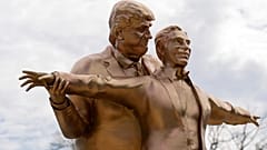 Auf der National Mall nahe dem US-Kapitol steht am Mittwoch, dem elf. März zweitausendsechsundzwanzig, eine Statue von Donald Trump und Jeffrey Epstein.