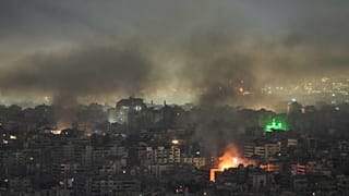 Beyrut'un güney banliyöleri Dahiye'deki binalardan, İsrail hava saldırılarının ardından duman ve alevler yükseliyor.