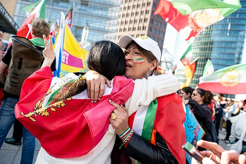 Iranische Demonstranten bei einer Demonstration auf dem Potsdamer Platz in Berlin, 28. Februar 2026