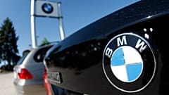 ARCHIV - Das Firmenlogo glänzt auf der Motorhaube eines unverkauften BMW der Fünfer-Reihe 2008 in einem Autohaus in Denver am 15. Mai 2008. (AP Foto/David Zalubowski)