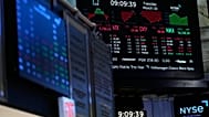 Χρηματαγορές Γουόλ Στριτ: οθόνες προβάλλουν χρηματοοικονομικά στοιχεία στην αίθουσα του Χρηματιστηρίου της Νέας Υόρκης, Τρίτη 10 Μαρτίου 2026.