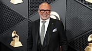 Manuel Abud llega a la 66ª edición anual de los premios Grammy el domingo 4 de febrero de 2024 en Los Ángeles.