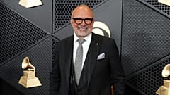 Manuel Abud llega a la 66ª edición anual de los premios Grammy el domingo 4 de febrero de 2024 en Los Ángeles.