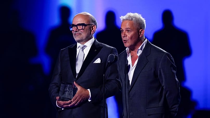 Manuel Abud (izquierda) y Alejandro Sanz entregan el premio a Antonio Banderas durante los Premios Grammy Latinos en Sevilla, España, el 16 de noviembre de 2023. 