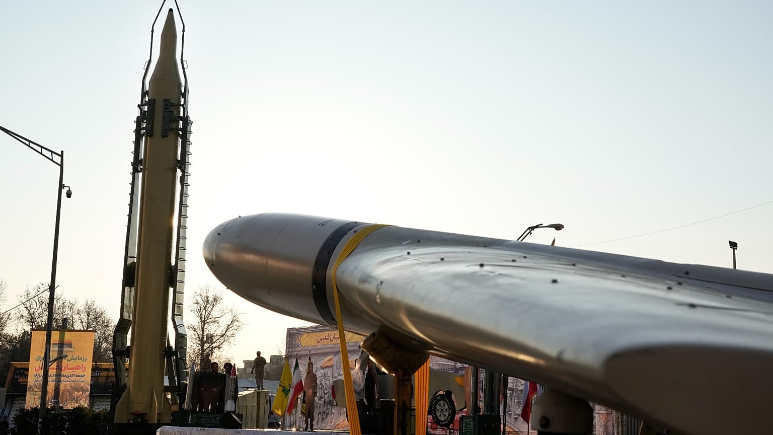 يتم عرض الصواريخ والطائرات بدون طيار الإيرانية محلية الصنع خلال عرض قوة الباسيج شبه العسكرية في طهران، إيران، الجمعة 10 يناير 2025.