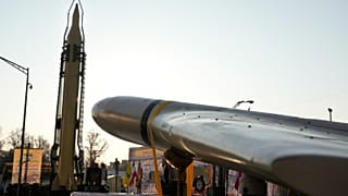 يتم عرض الصواريخ والطائرات بدون طيار الإيرانية محلية الصنع خلال عرض قوة الباسيج شبه العسكرية في طهران، إيران، الجمعة 10 يناير 2025.