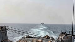 Das US-Amphibienlandungsschiff USS Carter Hall und das amphibische Angriffsschiff USS Bataan durchqueren am 9. August 2023 die Straße von Bab-el-Mandeb