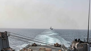 El buque de desembarco anfibio estadounidense USS Carter Hall y el buque de asalto anfibio USS Bataan transitan por el estrecho de Bab-el-Mandeb el 9 de agosto de 2023.
