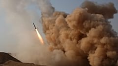 إطلاق صاروخ زلزال من قبل الحرس الثوري الإيراني أثناء مناوراتهم خارج مدينة قم، إيران.