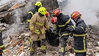 قام رجال الإنقاذ بحمل جثة انتشلوها من تحت أنقاض مبنى سكني عقب هجوم صاروخي روسي على خاركيف في أوكرانيا، يوم السبت 7 مارس 2026. (تصوير: أندريه ماريينكو / أسوشيتد برس)