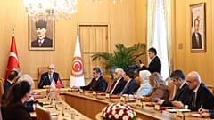Ο πρόεδρος της Τουρκικής Βουλής με εκπροσώπους της επιτροπής φιλίας Τουρκίας-Κατεχόμενων
