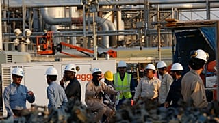 عمال في منشأة أرامكو لمعالجة النفط 
