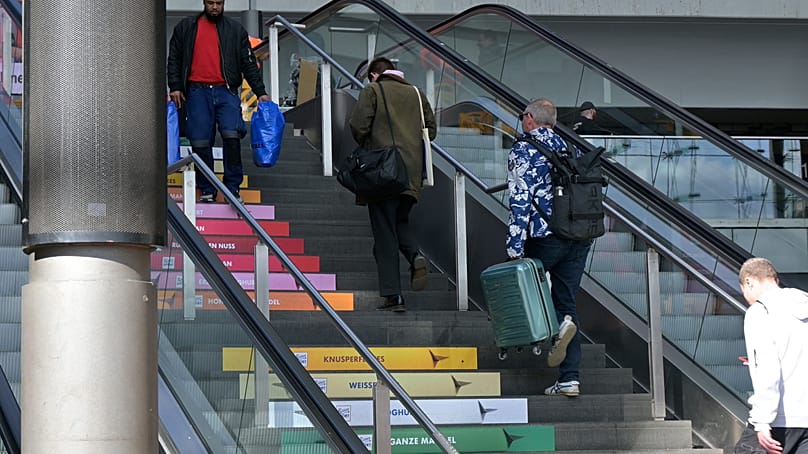 Fahrgäste tragen Koffer, Berlin 12.03.2026