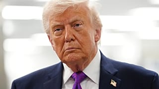 يتحدث الرئيس دونالد ترامب مع الصحفيين أثناء زيارته لشركة Thermo Fisher Scientific، الأربعاء 11 مارس 2026، في سينسيناتي.