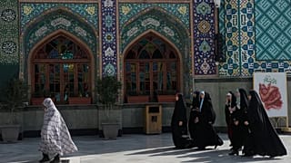 تسير نساء في مزار الإمام زاده صالح خلال شهر رمضان المبارك في شمال طهران بإيران، الخميس 19 فبراير/شباط 2026. (تصوير: وحيد سليمي / أسوشيتد برس)