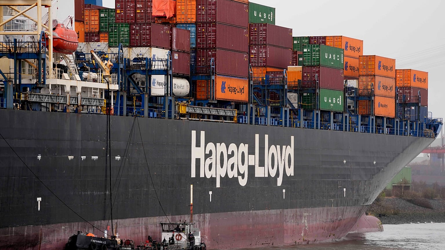Das Containerschiff „Chacabuco“ von Hapag-Lloyd aus Monrovia liegt am Donnerstag, dem 31. März 2023, im Hafen von Hamburg, Deutschland.