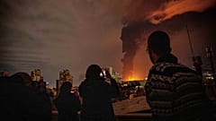 Los residentes toman fotografías en Teherán, Irán, el sábado 7 de marzo de 2026.