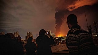 Los residentes toman fotografías en Teherán, Irán, el sábado 7 de marzo de 2026.