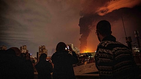 Los residentes toman fotografías en Teherán, Irán, el sábado 7 de marzo de 2026.