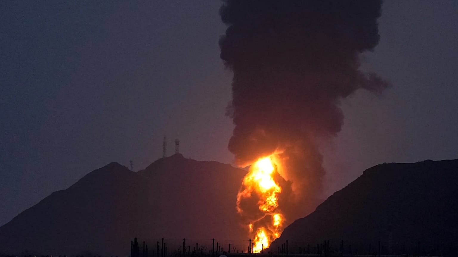 İran'a ait olduğu düşünülen ve ele geçirilen bir İHA'nın enkazının Birleşik Arap Emirlikleri'ndeki Fujairah petrol tesisine isabet etmesi sonucu büyük bir yangın çıktı.